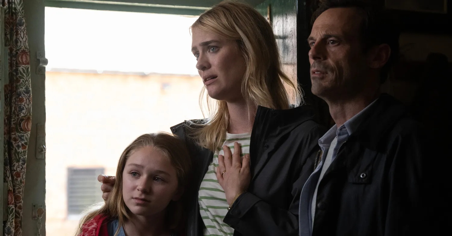 Scoot McNairy, Mackenzie Davis and Alix West Lefler in Speak No Evil (2024)